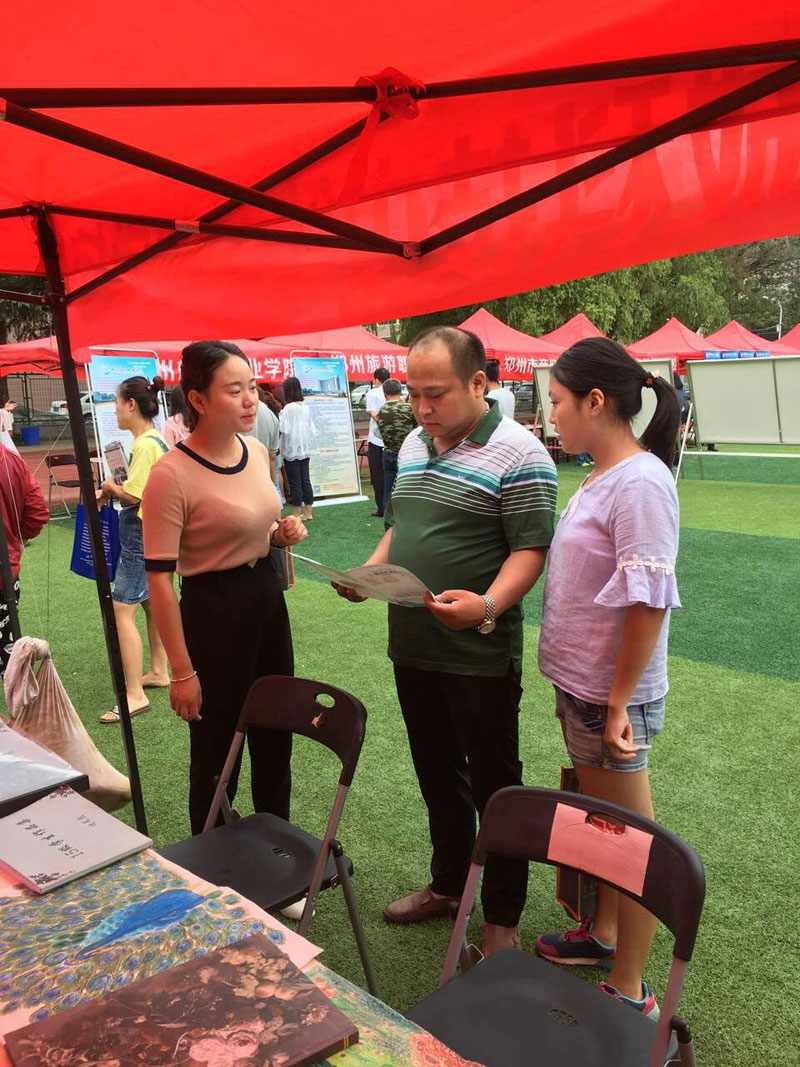 beat365官方网站姜歌歌老师在给咨询学生和家长沟通